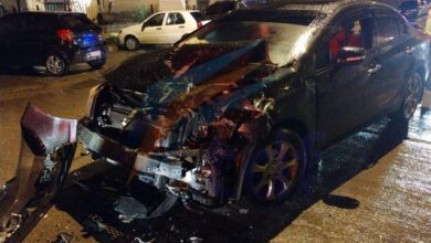 Photo of Un joven estrelló su auto contra una camioneta estacionada y se escapó a pie