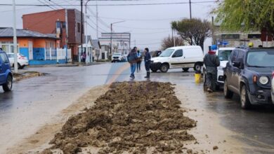 Photo of Se abrió la compuerta de un camión volcador y dejó caer barro que bloqueó la circulación en la zona céntrica
