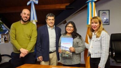 Photo of El Municipio de Ushuaia entregó títulos de propiedad de sus terrenos a 20 familias de la ciudad