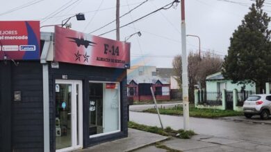 Photo of Forzaron la puerta de un local comercial para llevarse una computadora y bebidas