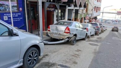 Photo of Conductor chocó autos estacionados y se dio a la fuga en Ushuaia