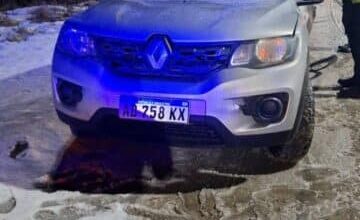 Photo of Cuatro jóvenes asistidos tras chocar contra un poste en una calzada resbaladiza en Ushuaia