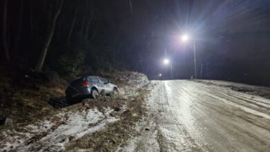 Photo of Conductora despistó con su vehículo debido al estado resbaladizo de la calzada
