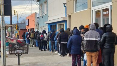 Photo of Importante fila en busca de trabajo en un comercio de Río Grande
