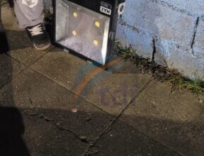 Photo of Un sujeto con tobillera y un menor de edad fueron sorprendidos robando un reflector del alumbrado público