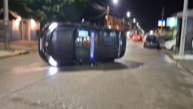 Photo of Un remisero chocó un auto estacionado y termino volcando