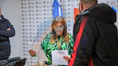 Photo of Castillo habló con los vecinos de Tolhuin y planteó planificar nuevos centros de distribución eléctrica