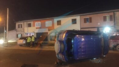 Photo of Camioneta chocó a un auto estacionado y volcó en el barrio Intevu