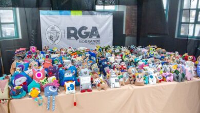 Photo of “Muñecos solidarios”: vecinos y vecinas confeccionaron más de 700 muñecos para regalar durante el Mes de las Infancias