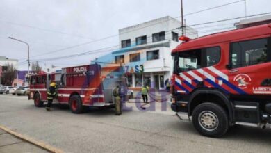 Photo of Incendio afectó una vivienda en la planta alta de un local comercial y una persona fue trasladada al hospital