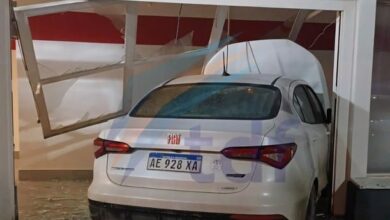 Photo of Conductora encendió su vehículo y terminó contra la puerta de un supermercado de Ushuaia