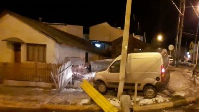 Photo of SE LE CRUZO UN TAXI Y TERMINO DENTRO DE UNA CASA EN USHUAIA