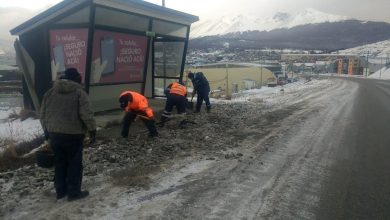 Photo of EN USHUAIA SE REALIZAN TRABAJOS DE LIMPIEZA EN LAS BOCAS DE TORMENTA