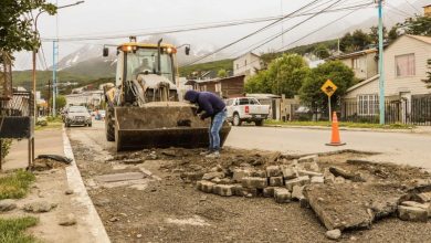 Photo of MUNICIPALIDAD DE USHUAIA REALIZA TRABAJOS DE BACHEO Y REPARACIÓN EN CALLES CÉNTRICAS DE LA CIUDAD