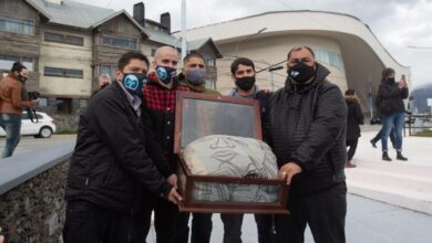 Photo of LA MUNICIPALIDAD DE USHUAIA PARTICIPÓ DEL ACTO DE CAMBIO DE PABELLÓN EN LA PLAZA MALVINAS