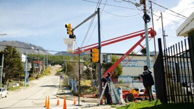 Photo of LA MUNICIPALIDAD DE USHUAIA COLOCÓ NUEVOS SEMÁFOROS EN ALEM Y KARUKINKA NORTE