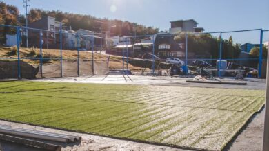 Photo of PLAN DE OBRAS 2021 DE LA MUNICIPALIDAD DE USHUAIA  SE COLOCAN LAS COLUMNAS PARA EL CERCO DEL PLAYÓN DEPORTIVO EN EL ESPACIO CUCAI