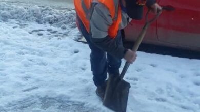 Photo of LA MUNICIPALIDAD DE USHUAIA Y PAMI REALIZAN LA LIMPIEZA DE HIELO Y NIEVE EN LAS VEREDAS DE ADULTOS MAYORES