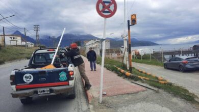 Photo of USHUAIA SE COLOCÓ CARTELERÍA EN HIPÓLITO YRIGOYEN PARA ADVERTIR SOBRE LOS REDUCTORES DE VELOCIDAD