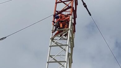 Photo of DEFENSA CIVIL MUNICIPAL DE RÍO GRANDE COLABORO PARA RESCATAR AL HOMBRE QUE SUBIÓ A LA ANTENA DE RADIO NACIONAL