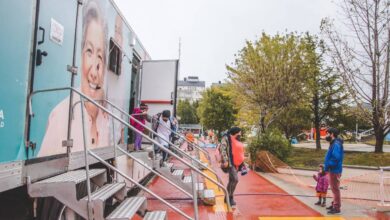 Photo of LA UNIDAD SANITARIA MÓVIL DE LA MUNICIPALIDAD DE USHUAIA ATIENDE EN LA PLAZA DE LOS BOMBEROS VOLUNTARIOS