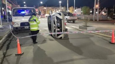 Photo of REMISERO CHOCO CONTRA UN CANTERO DE LA CALLE MAGALLANES VOLCANDO SU UNIDAD. RESULTANDO HERIDA UNA PASAJERA