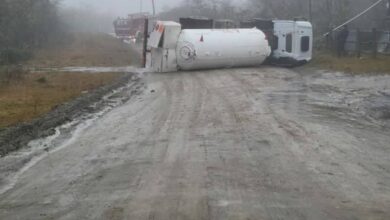 Photo of PELIGRO EXPLOSIVO, VOLCÓ UN CAMIÓN CARGADO DE GAS EN TOLHUIN PRODUCTO DEL HIELO LAVADO.