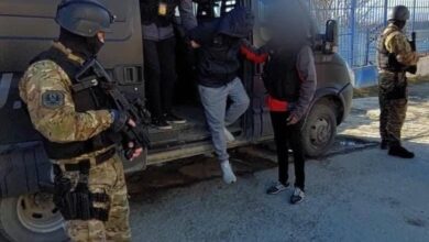 Photo of TRASLADARON A USHUAIA DOS DE LOS DETENIDOS POR FRAUDES. EL CABECILLA DE LA BANDA TAMBIÉN CAYÓ Y ES INMINENTE SU TRASLADADO PARA QUEDAR A DISPOSICIÓN DE LA JUSTICIA FUEGUINA.