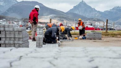 Photo of USHUAIA, HORMIGONAN CORDONES DE CONTENCIÓN E INICIARON EL ADOQUINADO EN EL PASEO DE LA PASARELA FIQUE