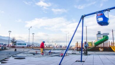 Photo of A BUEN RITMO AVANZAN LOS TRABAJOS EN LA PLAZA BELGRANO DE USHUAIA CON LA COLOCACIÓN DE PISOS E ILUMINACIÓN