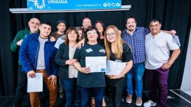 Photo of CIENTOS DE VECINOS Y VECINAS PARTICIPARON DEL DESFILE DE MODA DURANTE LA PRIMERA MUESTRA ANUAL DE GESTIÓN COMUNITARIA DE LA MUNICIPALIDAD DE USHUAIA