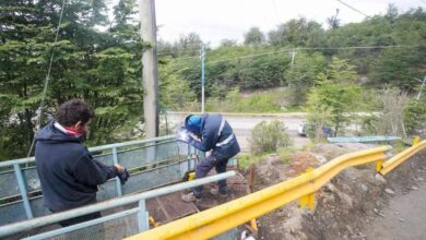 Photo of USHUAIA, PERSONAL MUNICIPAL CONSTRUYE UNA ESCALERA EN EL ACCESO AL BARRIO DOS BANDERAS Y SECTORES ALEDAÑOS