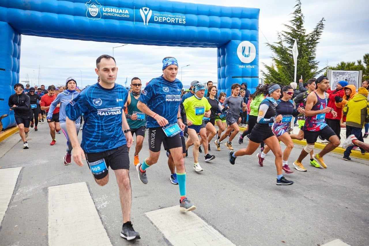 Photo of CIENTOS DE PARTICIPANTES EN LA CARRERA ‘POR NUESTRA INTEGRIDAD TERRITORIAL’ EN USHUAIA