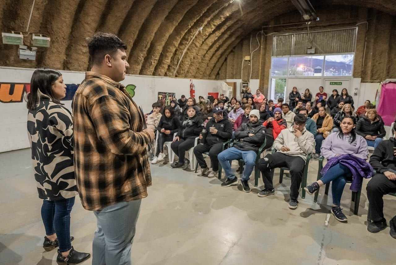 Photo of LA SECRETARÍA DE CULTURA Y EDUCACIÓN LLEVÓ ADELANTE UNA REUNIÓN CON ESTUDIANTES Y FAMILIARES POR EL PROGRAMA “LA FIESTA DE LA PROMO 24”