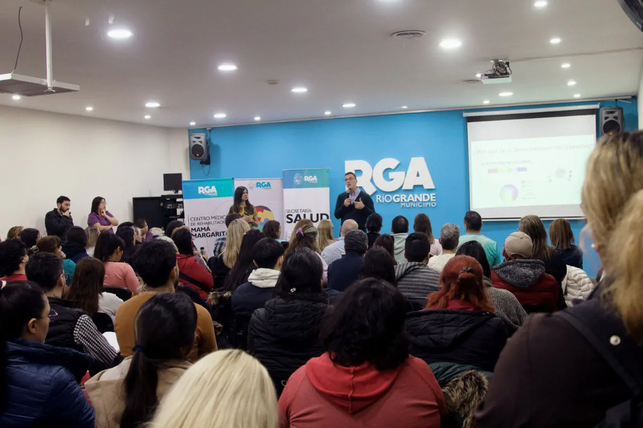 Photo of Gran convocatoria en el conversatorio interdisciplinario sobre autismo