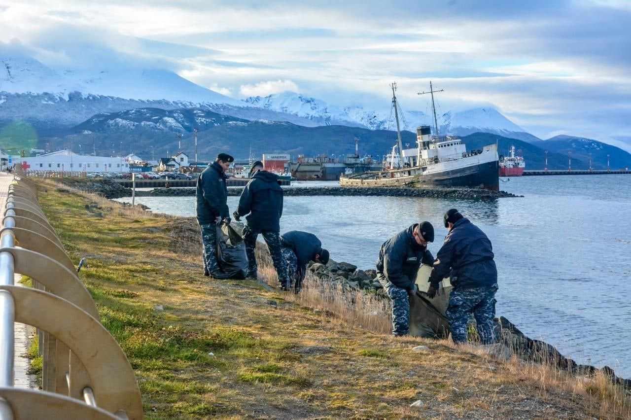 Photo of SE REALIZO UNA JORNADA DE LIMPIEZA COSTERA EN USHUAIA