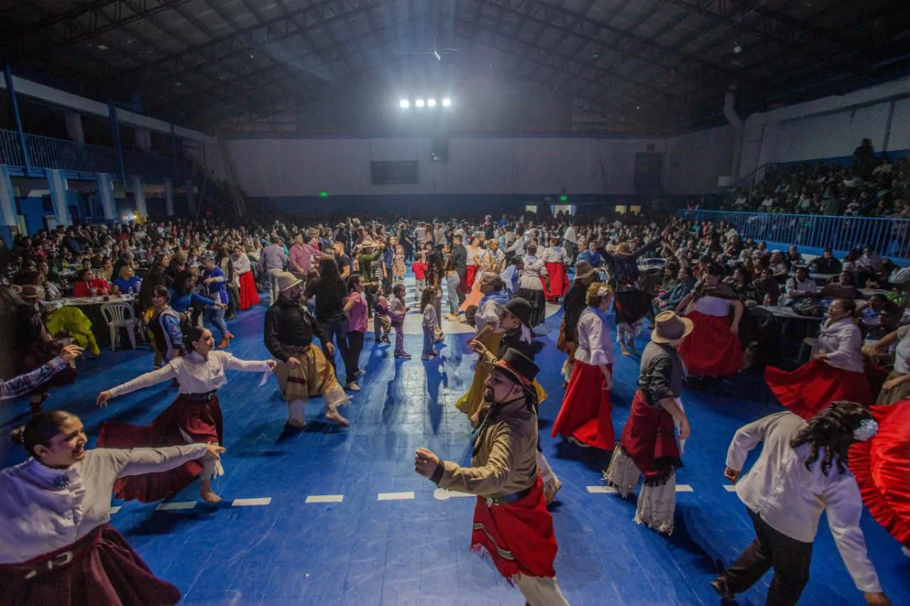 Photo of Riograndenses colmaron el Club San Martín para celebrar el 25 de Mayo