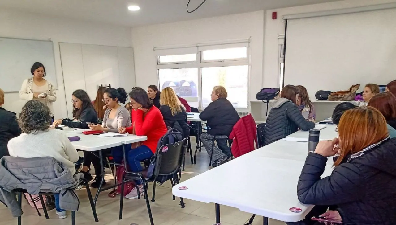 Photo of Más de 300 vecinos y vecinas son parte de los cursos de idiomas del Municipio