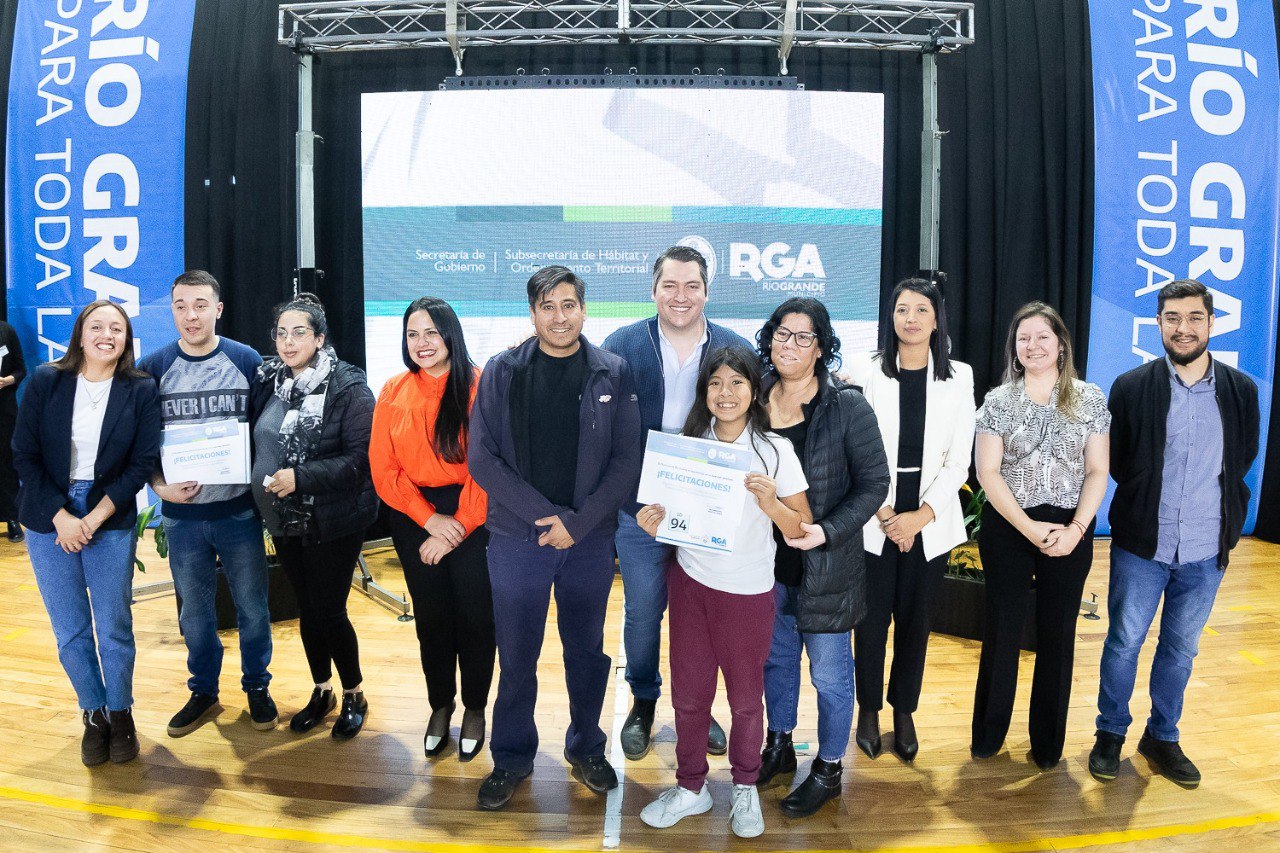 Photo of El intendente Martín Perez entregó lotes con servicios a 100 familias de Río Grande