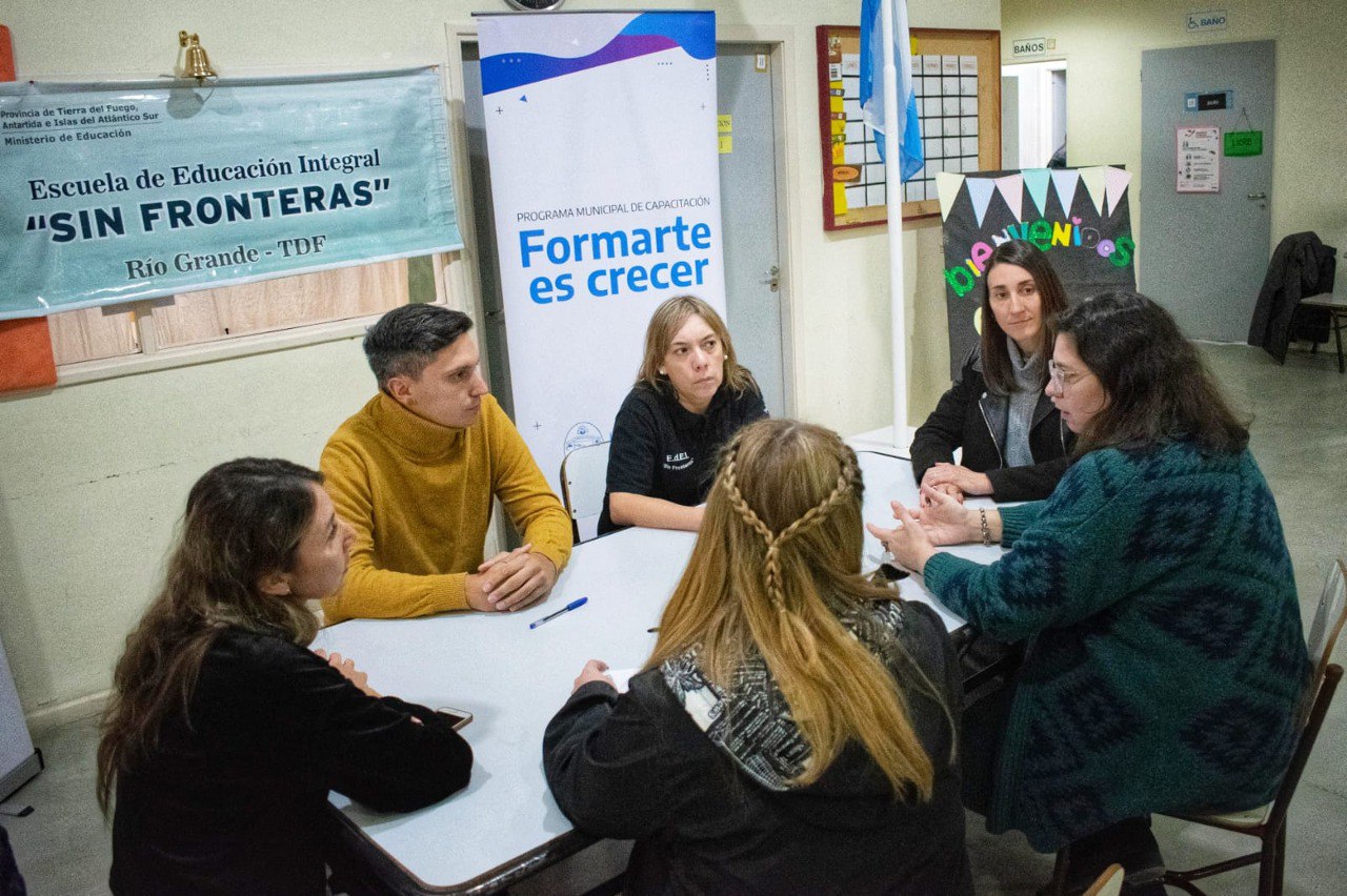 Photo of El Municipio y la EDEI afianzan espacios de formación en Río Grande