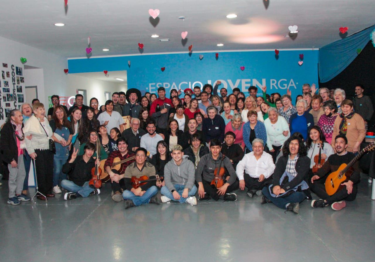 Photo of Juventudes de Espacio Joven agasajaron a los adultos mayores con una gran peña