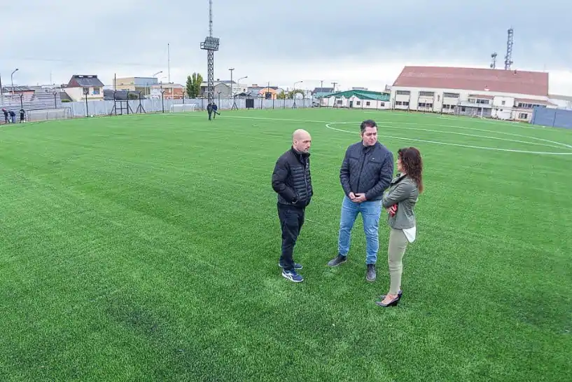 Photo of El Intendente recorrió la etapa final de la Cancha Municipal de Césped Sintético