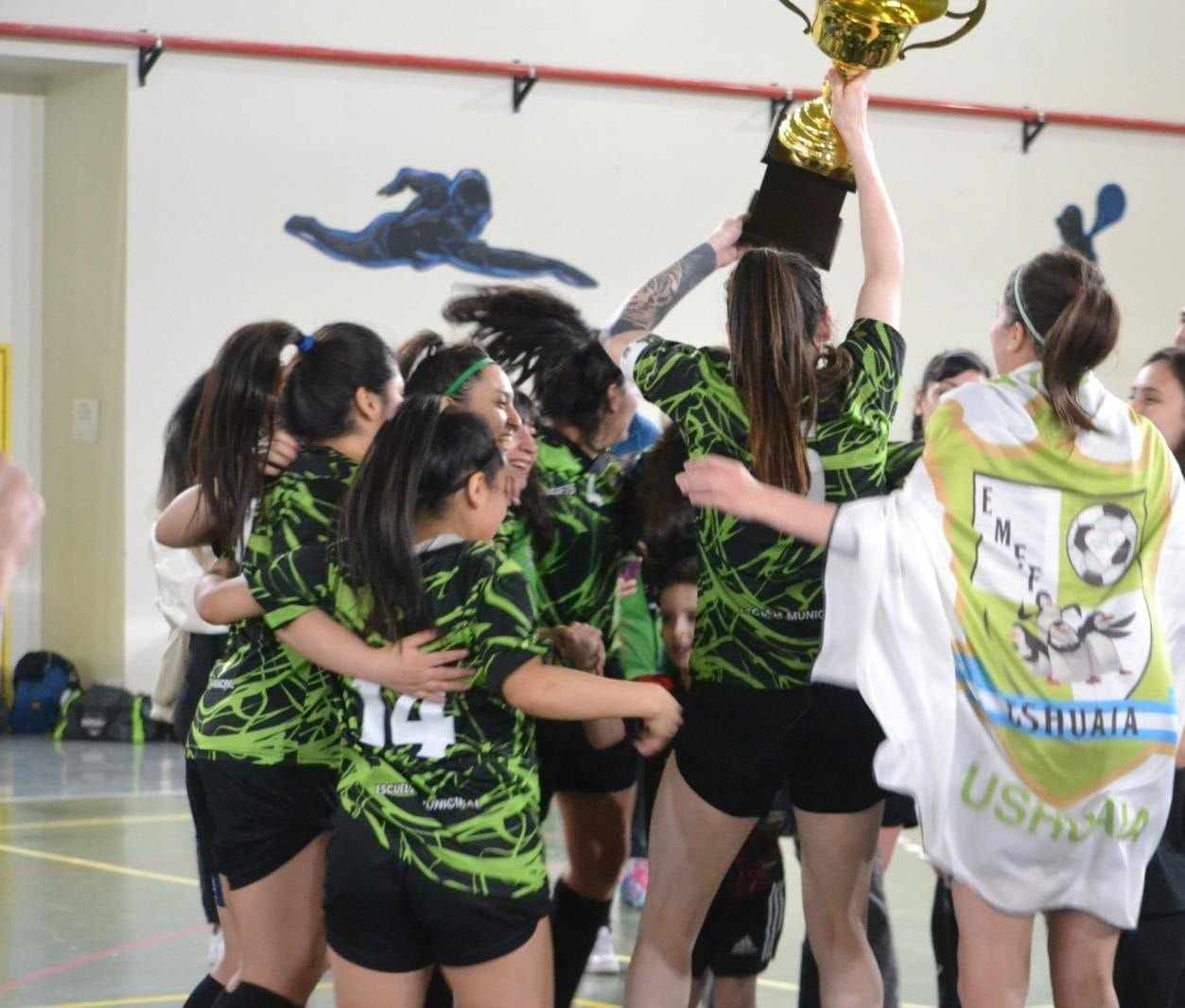 Photo of ESCUELA MUNICIPAL B SE QUEDÓ CON EL TORNEO APERTURA DE FUTSAL AFA FEMENINO DE USHUAIA