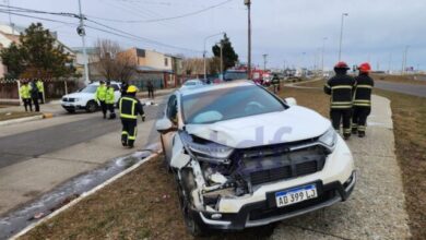 Photo of Una mujer se arrojó de su rodado antes de chocar un auto estacionado y fue trasladada al hospital