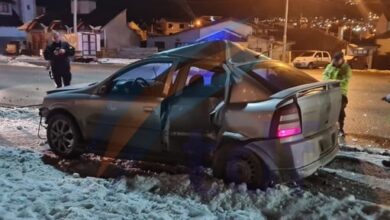 Photo of Un sujeto detenido tras robar un auto a una pareja en Ushuaia y destrozarlo contra una columna