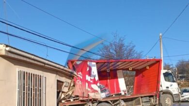 Photo of Un camión impactó contra una vivienda en Ushuaia