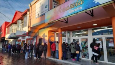 Photo of Larga fila de vecinos en busca de precios bajos ante el cierre de una librería de Río Grande