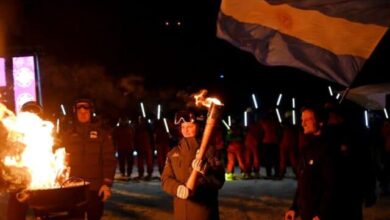 Photo of Se lanzó el invierno 2024 en cerro Castor con la bajada de antorchas