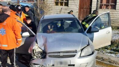 Photo of Dos personas trasladadas al Hospital tras chocar contra un camión estacionado