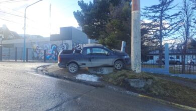 Photo of Ushuaia: Conductor chocó contra un cerco perimetral